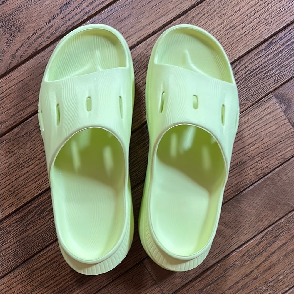 Hoka Ora Recovery Slide. Wmn 9, men 7. Citron yellow